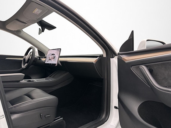 Tesla Model Y 17 of 30