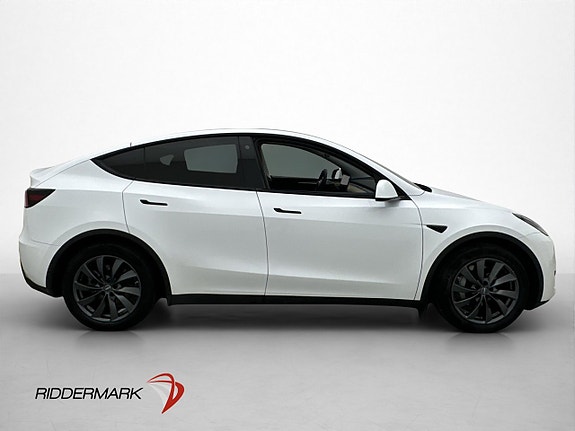 Tesla Model Y 10 of 30