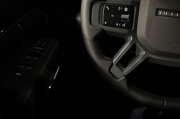 Land Rover Defender 110 12 of 24