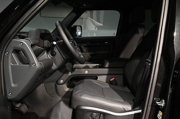 Land Rover Defender 110 16 of 24