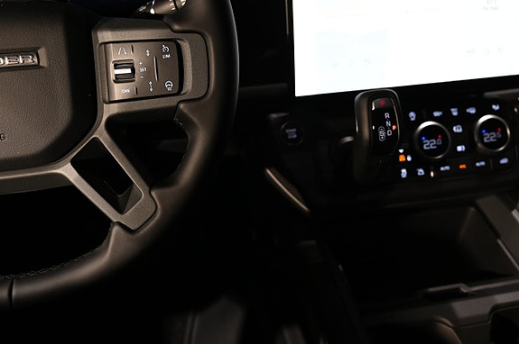 Land Rover Defender 110 13 of 24