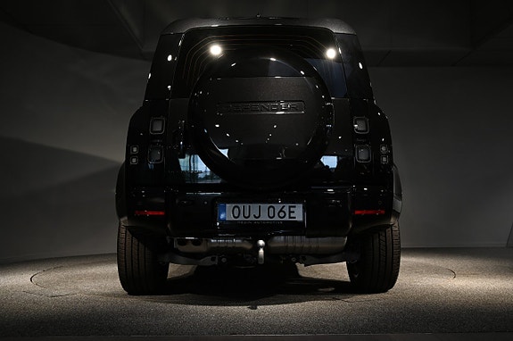 Land Rover Defender 110 5 of 24