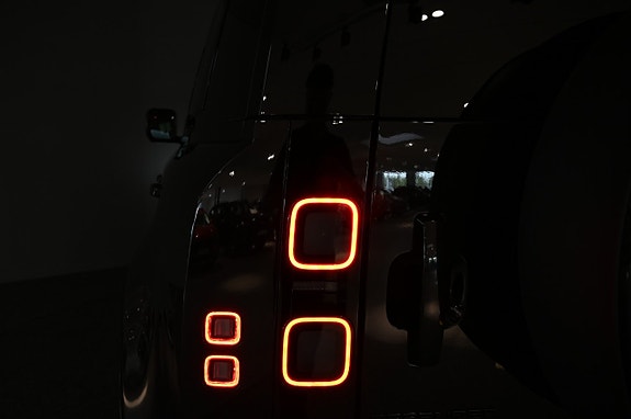 Land Rover Defender 110 23 of 24