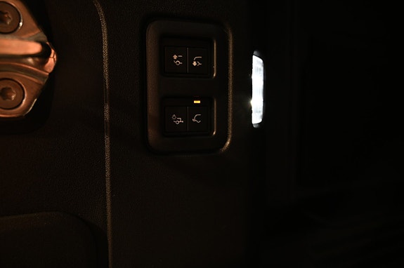 Land Rover Defender 110 21 of 24