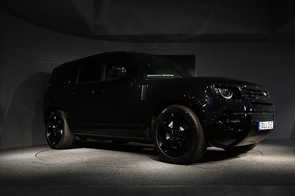Land Rover Defender 110 8 of 24