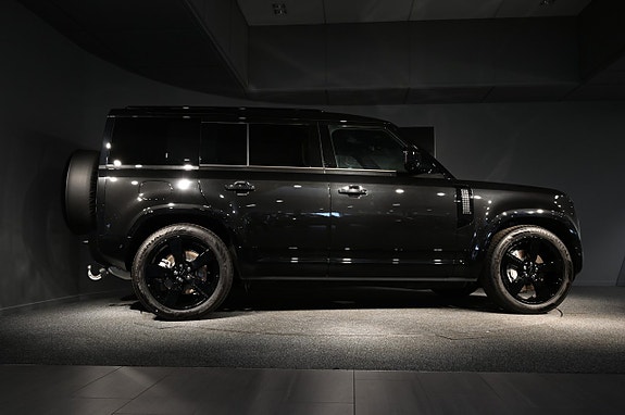 Land Rover Defender 110 7 of 24