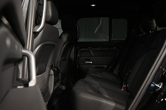Land Rover Defender 110 17 of 24