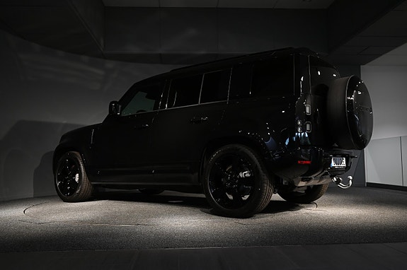 Land Rover Defender 110 4 of 24