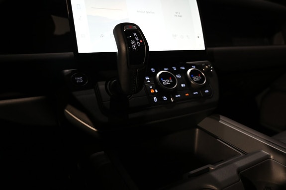 Land Rover Defender 110 14 of 24