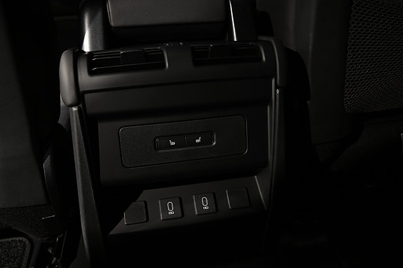 Land Rover Defender 110 18 of 24