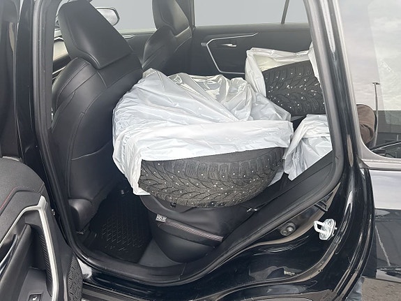 Toyota RAV4 8 of 13