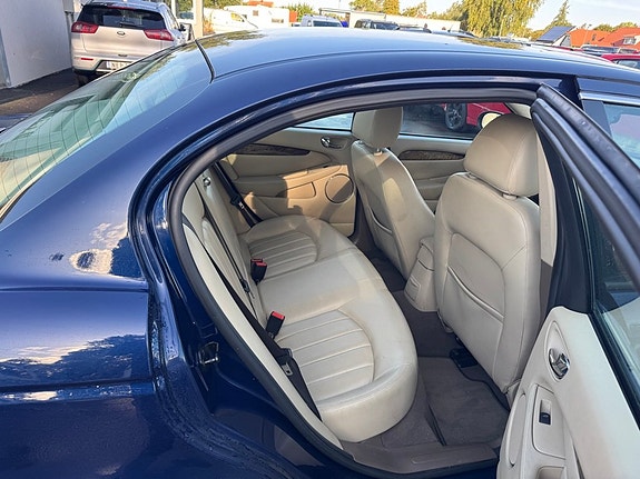 Jaguar X-TYPE 8 of 13