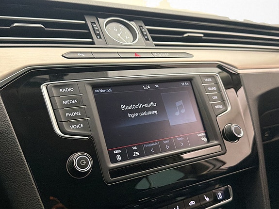 Volkswagen Passat 19 of 29