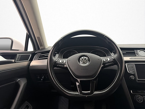 Volkswagen Passat 14 of 29