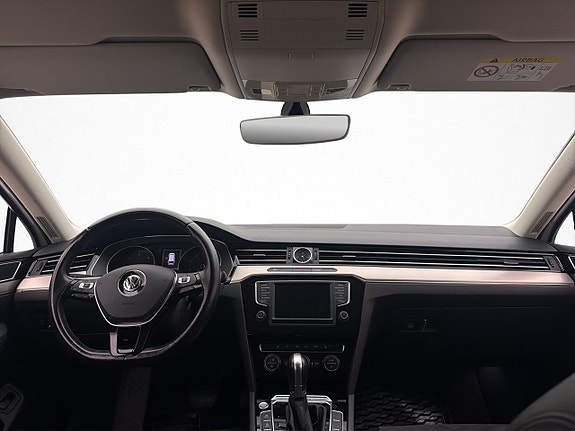 Volkswagen Passat 13 of 29
