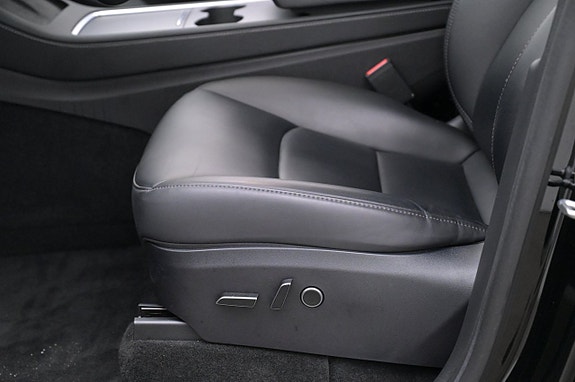 Tesla Model Y 11 of 27