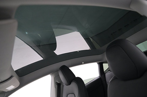 Tesla Model Y 24 of 27