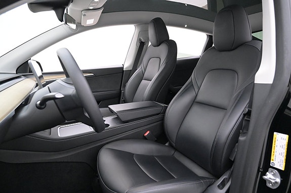 Tesla Model Y 9 of 27