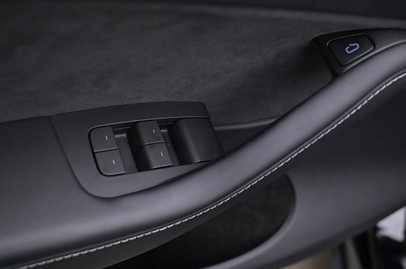 Tesla Model Y 10 of 27