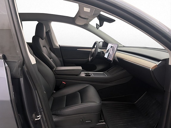 Tesla Model Y 23 of 30