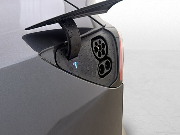 Tesla Model Y 27 of 30