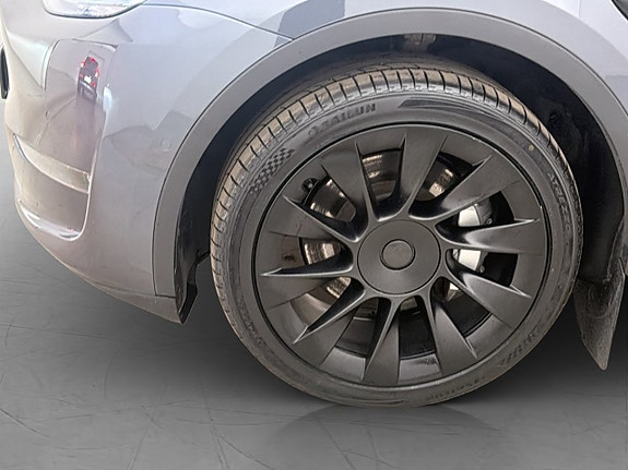 Tesla Model Y 29 of 30