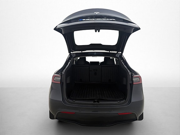Tesla Model Y 26 of 30
