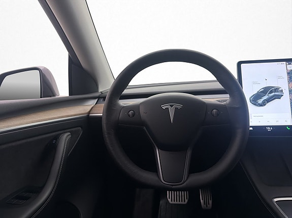 Tesla Model Y 14 of 30