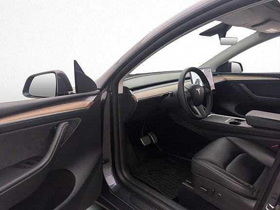 Tesla Model Y 10 of 30