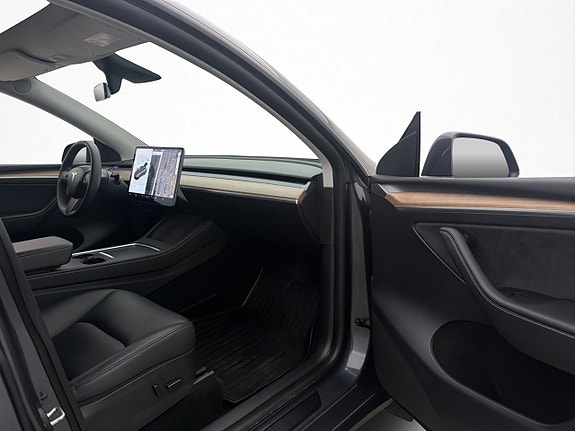 Tesla Model Y 24 of 30