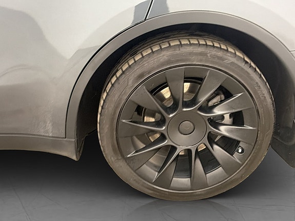 Tesla Model Y 28 of 30