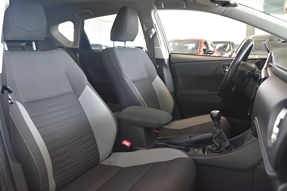 Toyota Auris 8 of 14
