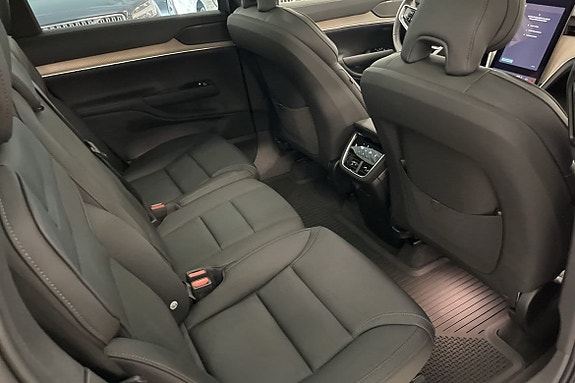 Volvo EX90 8 of 16