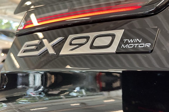 Volvo EX90 10 of 16