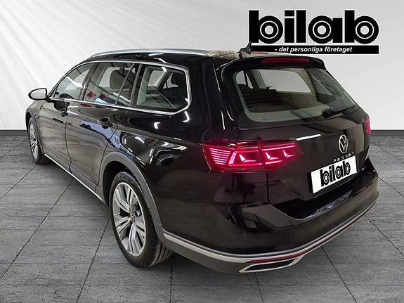 Volkswagen Passat Alltrack 3 of 9