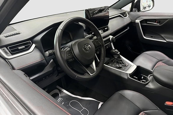 Toyota RAV4 8 of 12