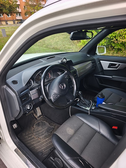 Mercedes-Benz GLK220 3 of 5