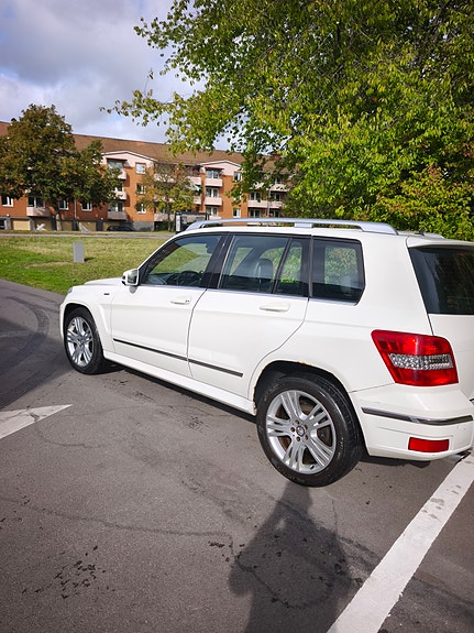Mercedes-Benz GLK220 2 of 5