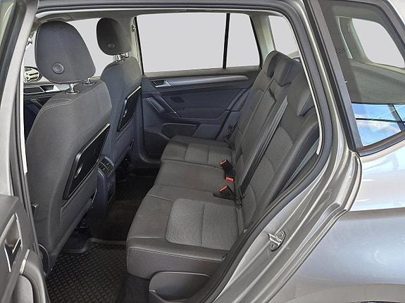 Volkswagen Golf Sportsvan 9 of 16