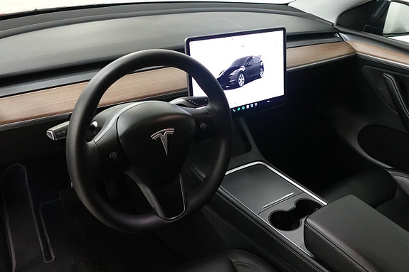 Tesla Model Y 7 of 25
