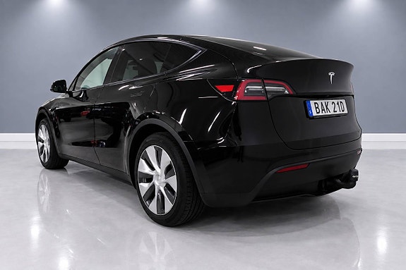 Tesla Model Y 23 of 25