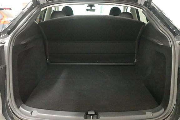 Tesla Model Y 21 of 25