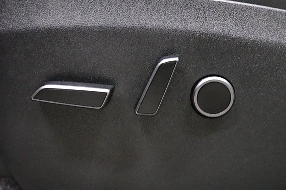 Tesla Model Y 19 of 25