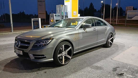 Mercedes-Benz CLS350 2 of 9
