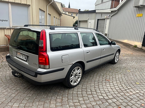 Volvo V70 3 of 4