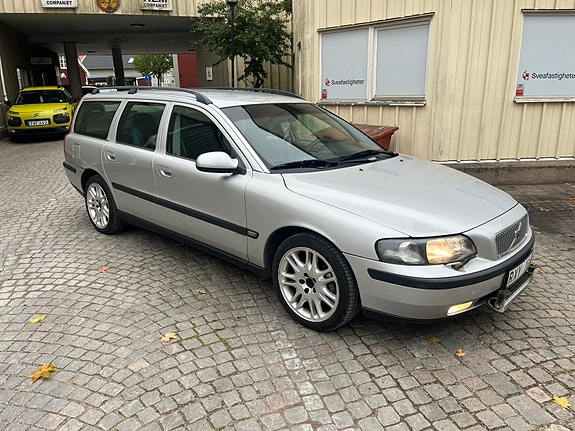 Volvo V70 2 of 4
