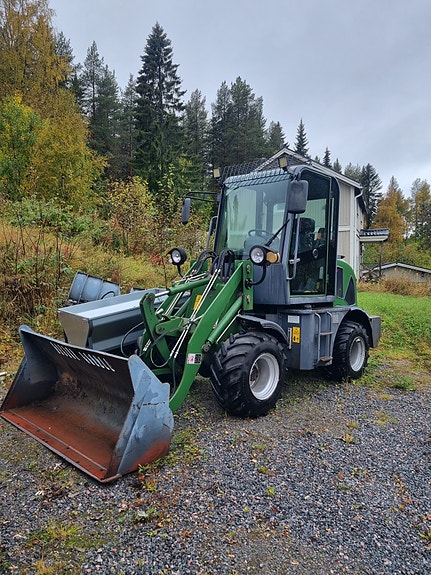 Cast Loader 2 of 8