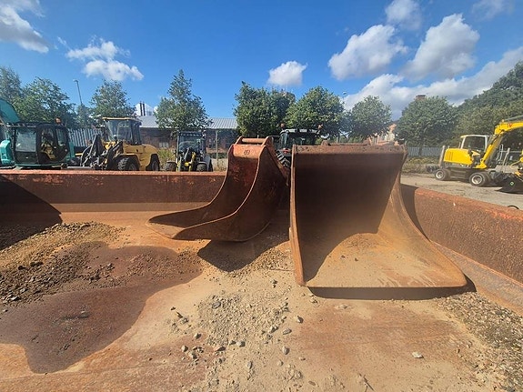 Wacker Neuson EW100 & Bigabkärra med 3 skopor 9 of 13
