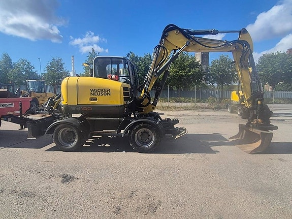 Wacker Neuson EW100 & Bigabkärra med 3 skopor 10 of 13
