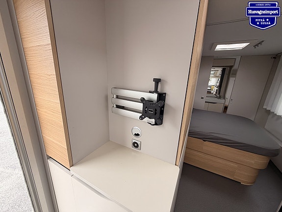 Adria ADORA 613 UT - Queenbed / Badrum m dusch 13 of 16